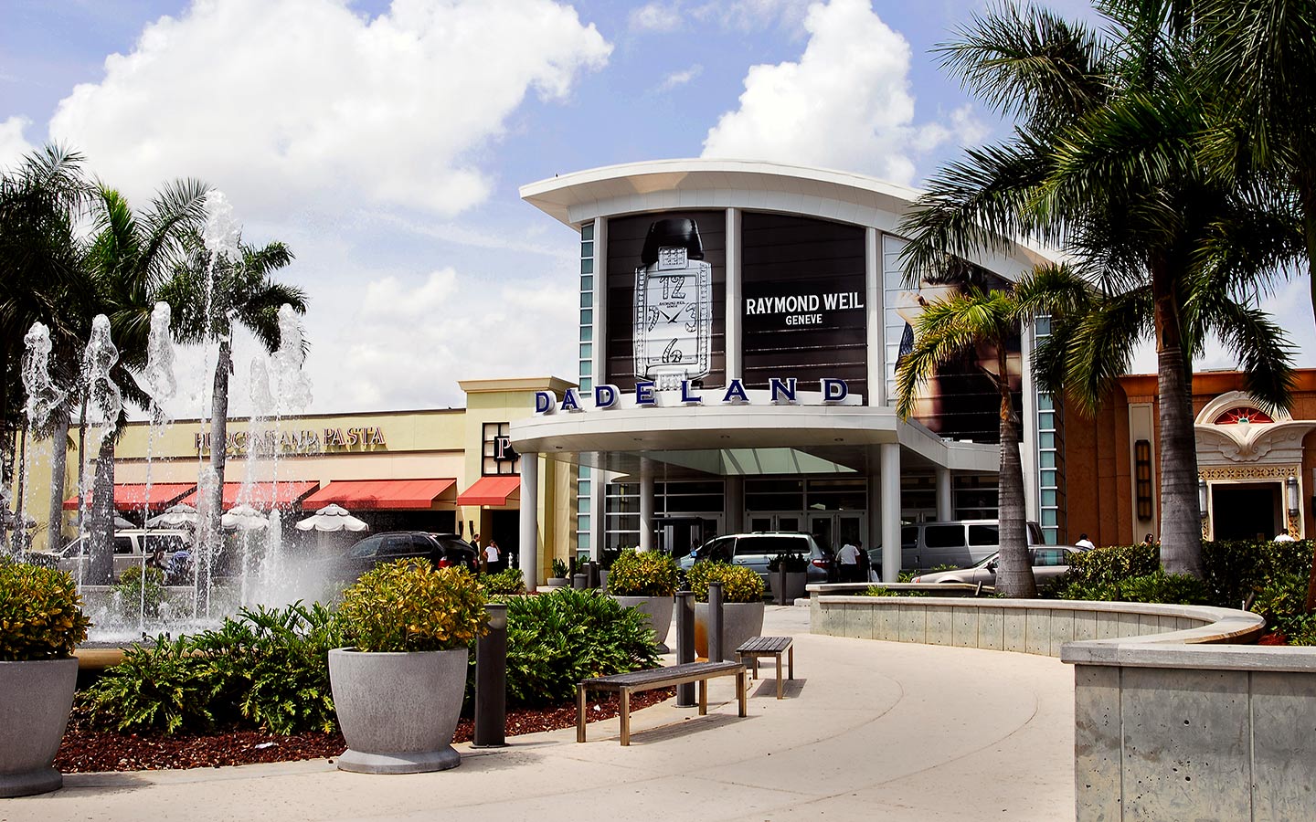 Hollister in dadeland outlet mall