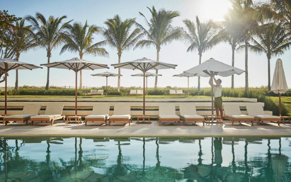 Poolbereich des Four Seasons Surf Club