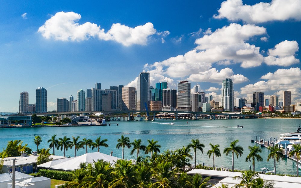 El horizonte del centro de Miami desde el otro lado del agua