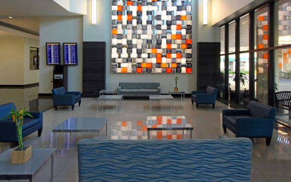 Lobby do DoubleTree by Hilton Airport com decoração moderna