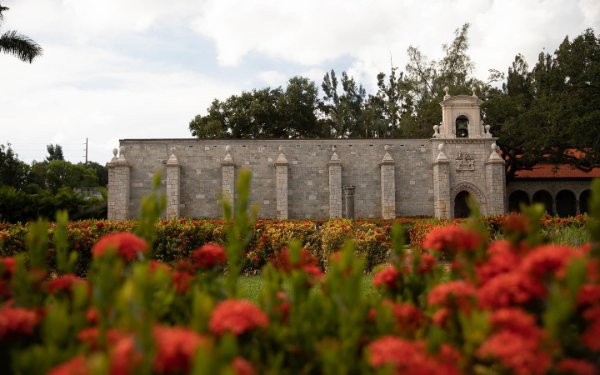 Ancient Spanish Monastery 歴史的な中世の建築と静かな庭園が特徴