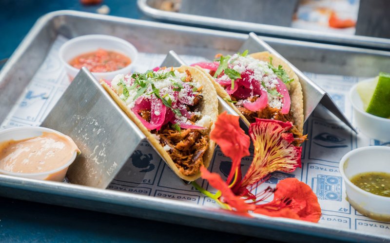 Tortillas di mais arrotolate a mano, ripiene di manzo e condimenti