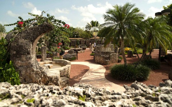 Dettagli della pietra corallina finemente scolpita al Coral Castle, che mostra texture e motivi dettagliati