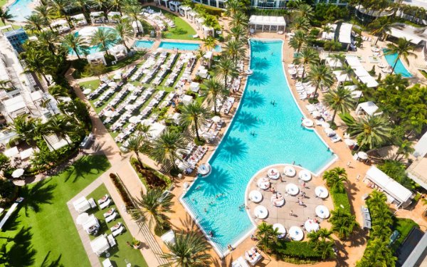 Вид с воздуха на бассейн Fontainebleau Miami Beach