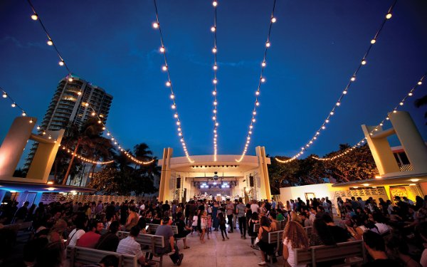 Luces brillantes y escenario en Miami Beach Concha de banda