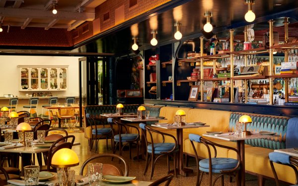 Cabines e mesas interiores do restaurante Red Rooster