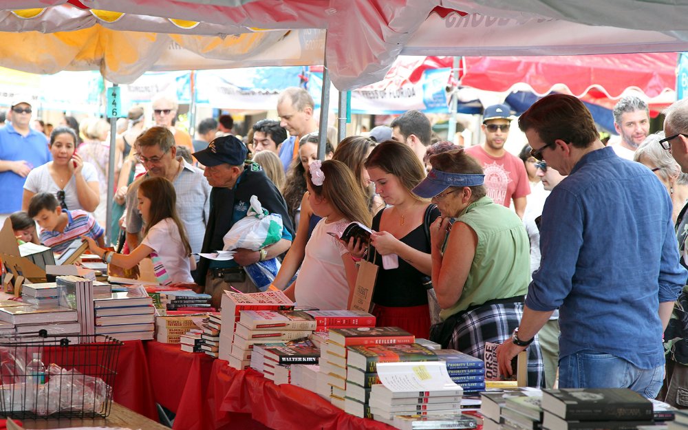 Visitantes folheando livros em Miami Book Fair