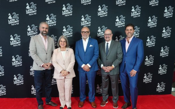 David Whitaker con el alcalde y el equipo de los Premios Grammy Latinos