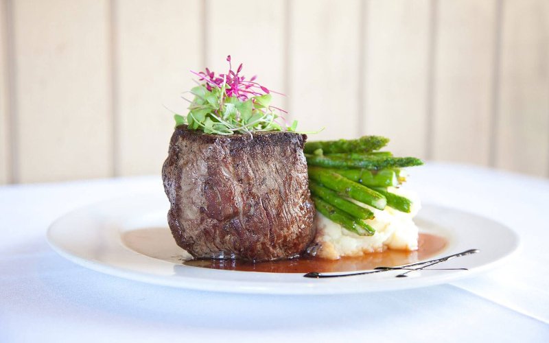 Bife e legumes no restaurante e bar Chef Adrienne's Vineyard