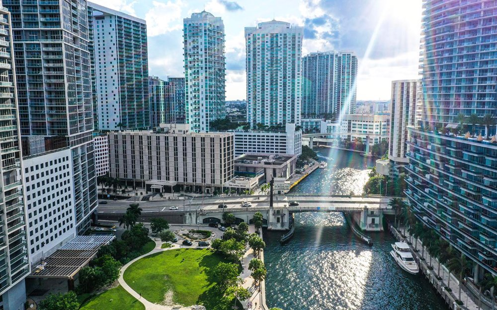 Vista aérea de los edificios de Brickell y del centro de Miami a lo largo de la bahía