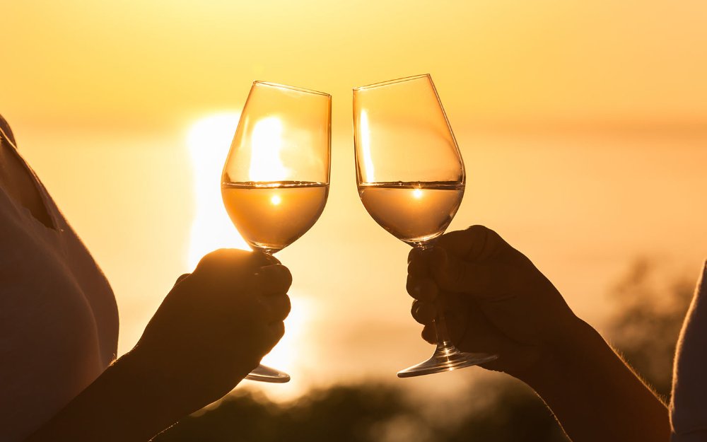 Романтический Scene с бокалами вина