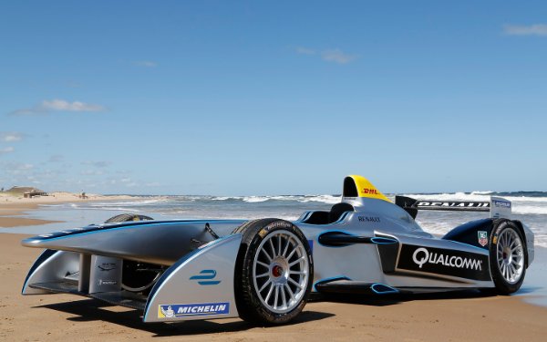 Coche de Fórmula E estacionado en la Beach