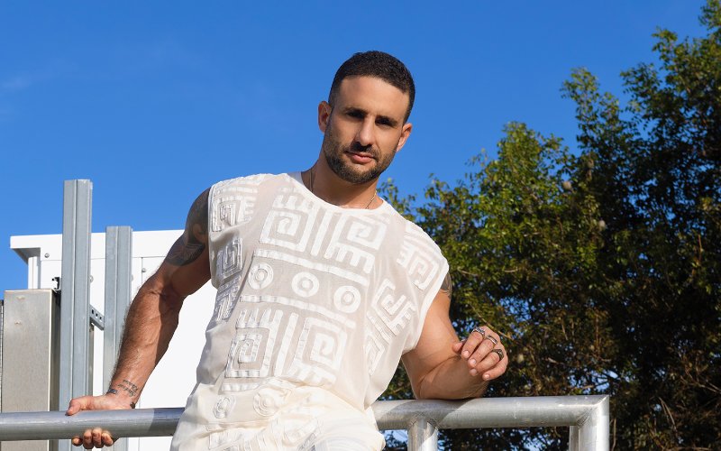 Eliad Cohen vestido completamente de blanco en Cubel