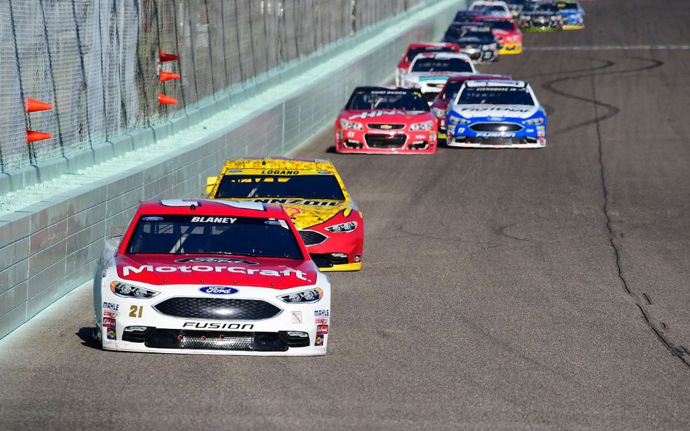 Cars racing at Homestead-Miami Speedway