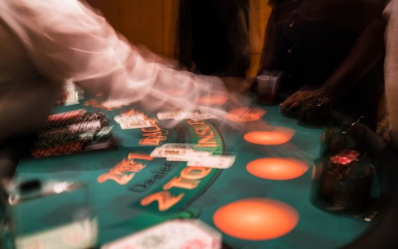 Torneio de pôquer poker online grande coroa na mesa de pôquer jogo