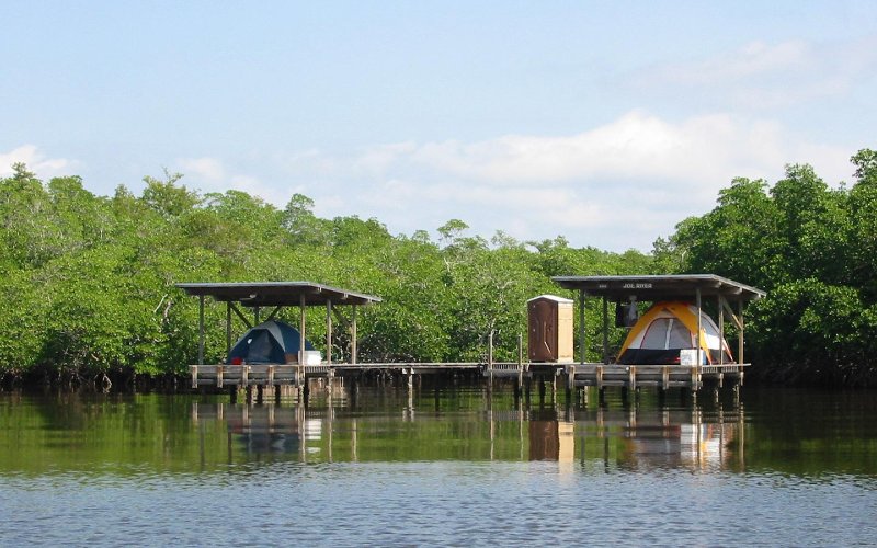 Tenda da campeggio in riva all'acqua a Everglades National Park