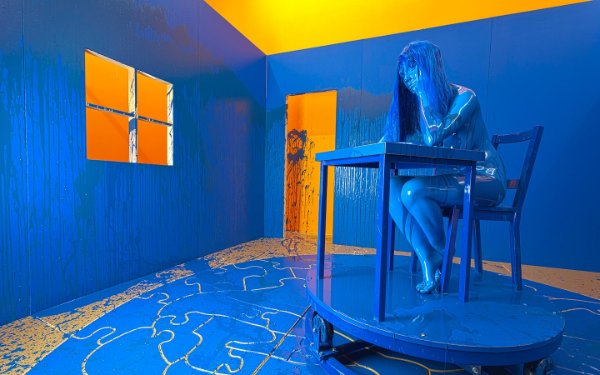 ルーベル美術館のリチャード・ジャクソン作「ブルー・ルーム」