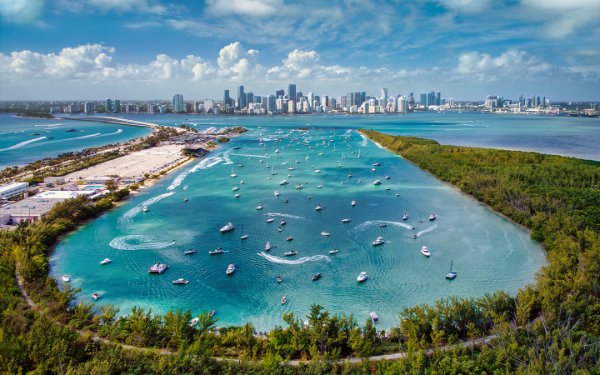 Vista aérea Key Biscayne águas azul-turquesa e paisagens verdes