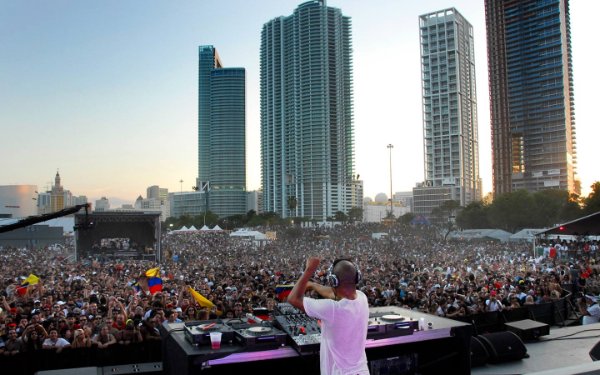 DJ che si esibisce all'Ultra Music Festival