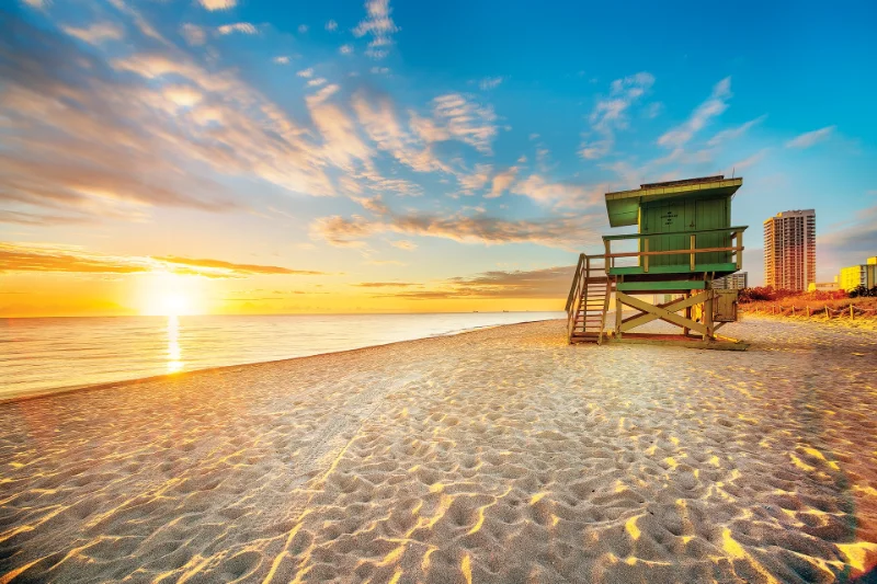 Rettungsschwimmer stehen bei Sonnenaufgang auf Miami Beach