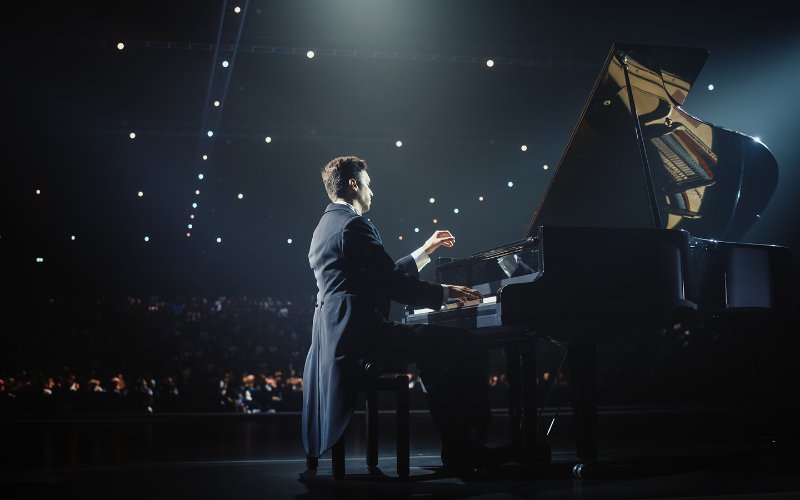 Pianista che si esibisce sul palco