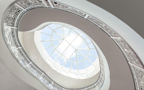 Escadaria elegante no âme Spa & Wellness Collective, com elementos de design moderno e ambiente tranquilo