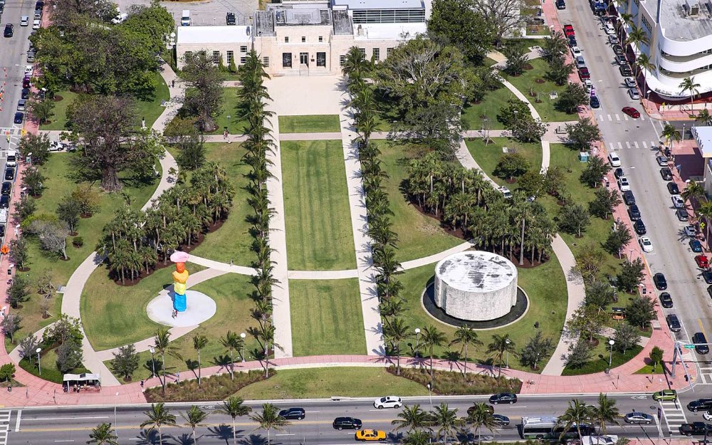 Vista aérea do Bass Museum e do Collins Park