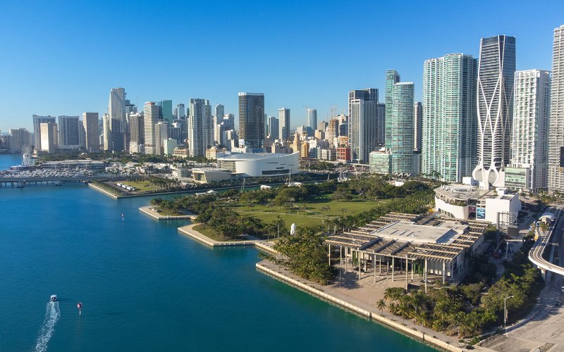 Vista del centro di Miami che mostra il PAMM, il Frost Science Museum, il Kaseya Center e la ruota panoramica Skyviews Miami a Bayside