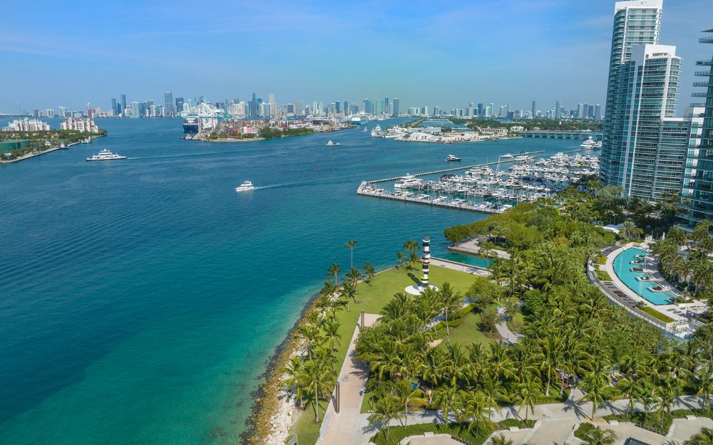 鸟瞰图 South Pointe Park 和海洋