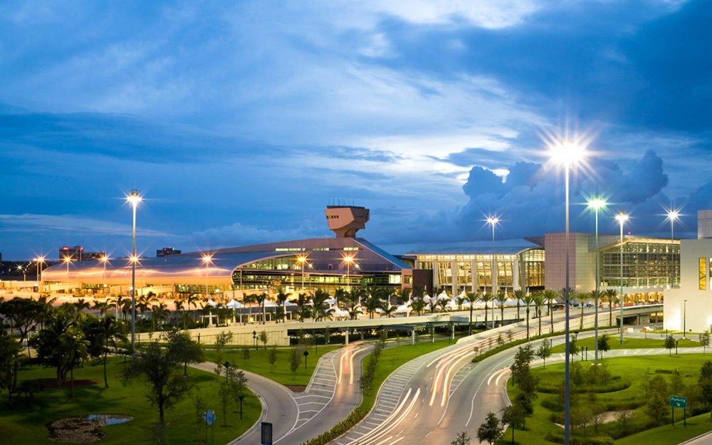 Miami International Airport torre terminal y entrada por la noche