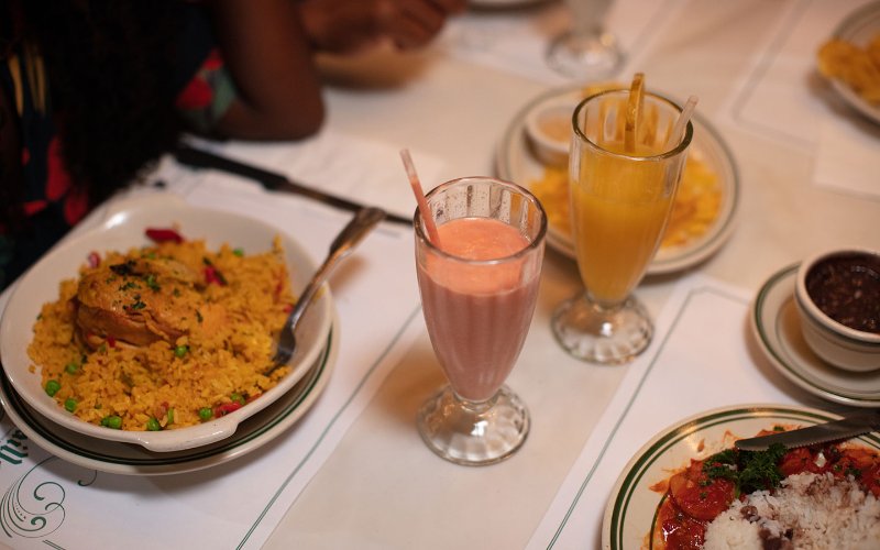 Pollo e riso con frullati di frutta tropicale a Versailles Restaurant