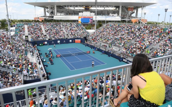 Espectadores assistindo ao Miami Open em Hard Rock Stadium