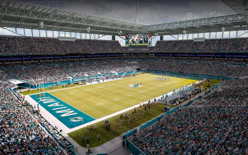 los Miami Dolphins jugando en un estadio repleto