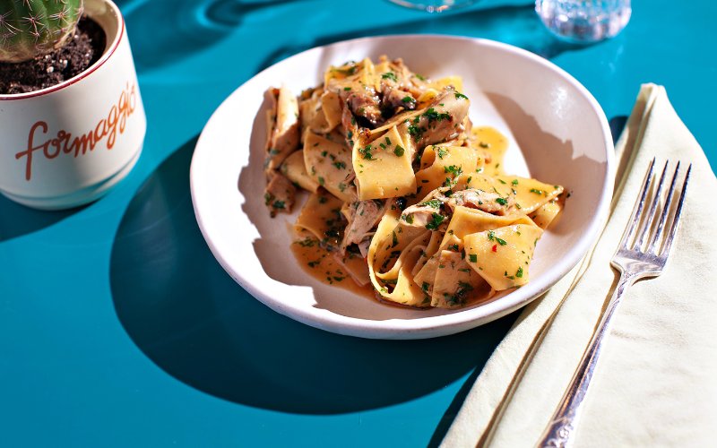 Plato de pappardelle Pasta Cubierto con una salsa rica y sabrosa, servido en Boia De