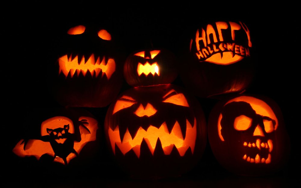 Família de evento de halloween usando fantasia de halloween na noite