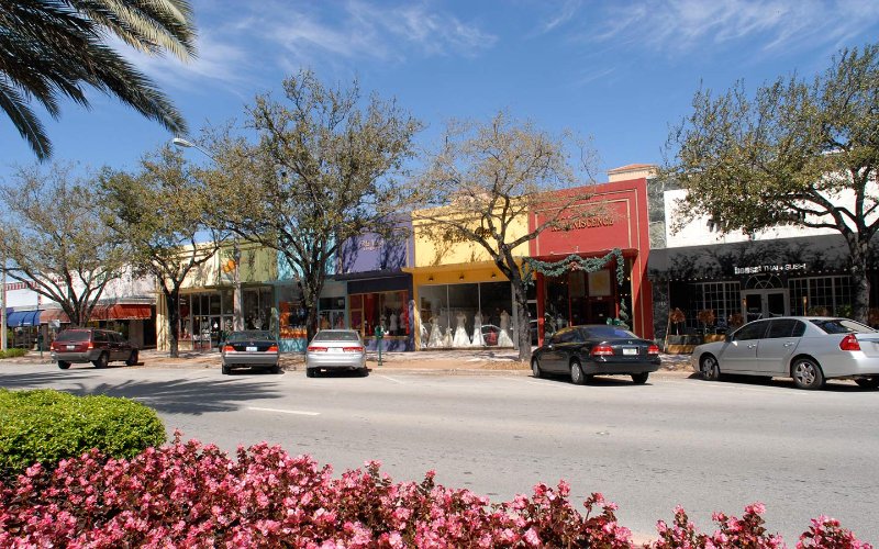 Fila de lojas na Miracle Mile