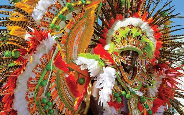 Artista al Goombay Festival che indossa un costume dai colori vivaci