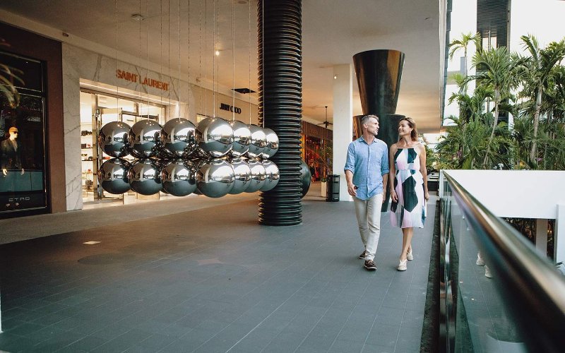 Casal fazendo compras em Bal Harbour Shops