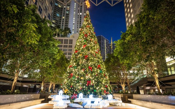 Árbol de Navidad festivo en Brickell