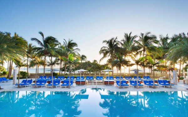 Área da piscina no St Regis Bal Harbour Recorrer