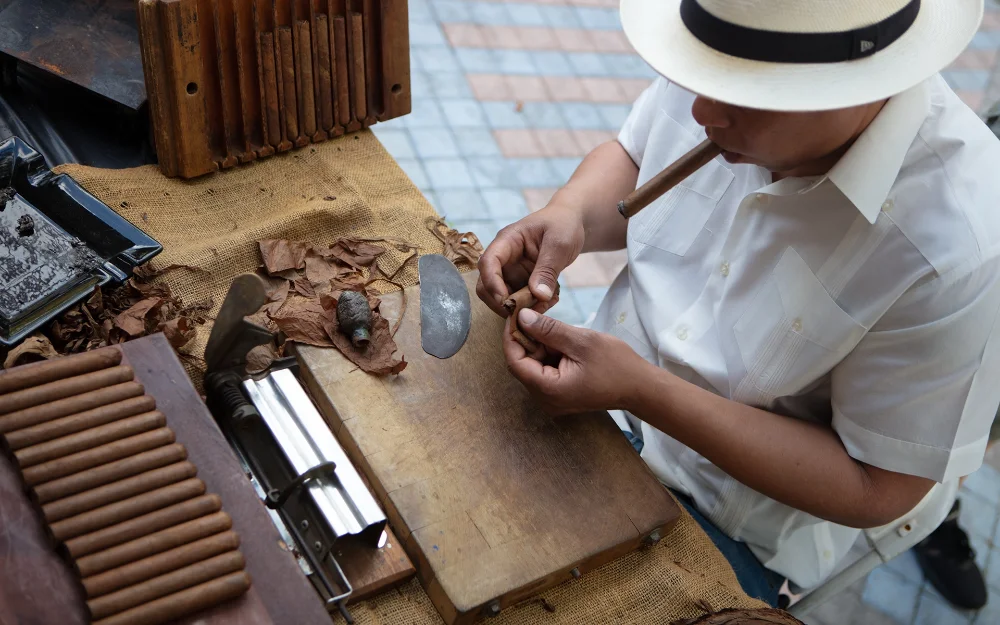 Rullo di sigari dentro Little Havana fare un sigaro