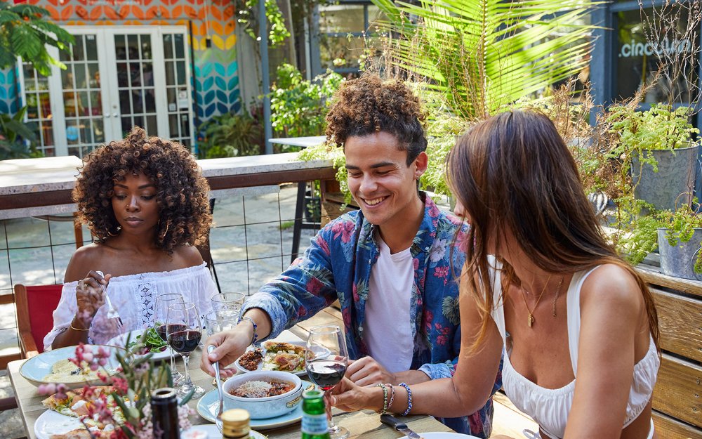 Comedores al aire libre en Ironside Pizza