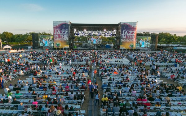 Escenario y visitantes de Jazz in the Gardens