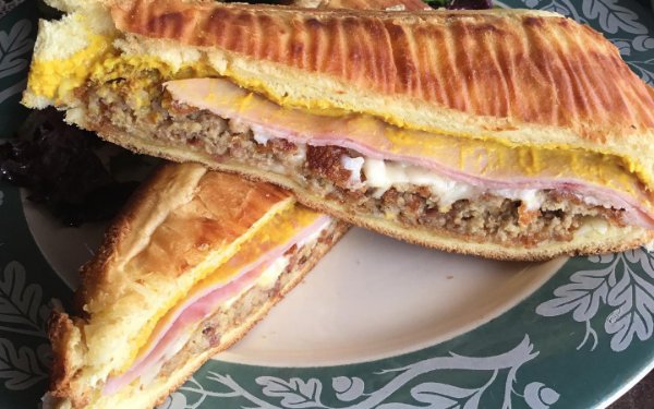 Panino cubano pressato tagliato a metà presso La Fresa Francesa