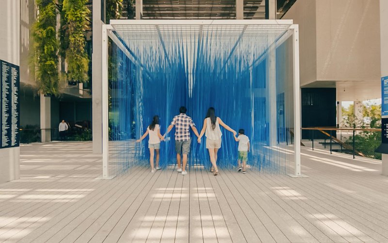 Família entrando na exposição de arte imersiva no PAMM