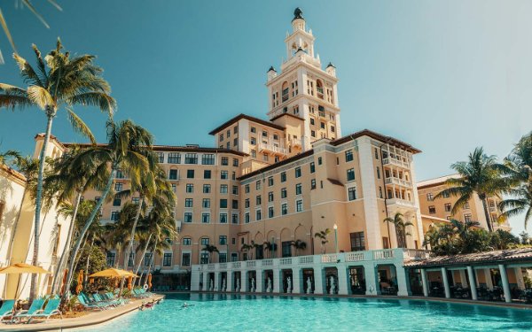 Blick auf das Biltmore Hotel Poolbereich